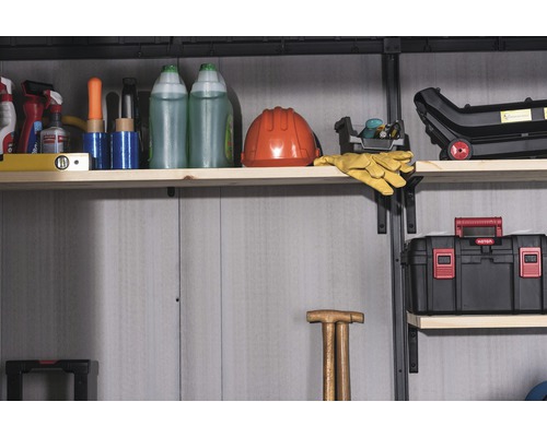 Rafturi cu scule, produse de curățare și accesorii de lucru pentru pasionații de bricolaj.