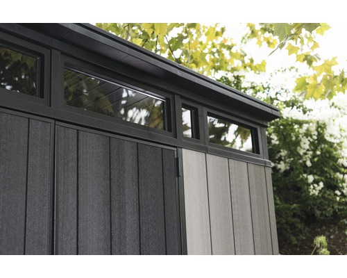 Imagine detaliată cu o căsuță de grădină cu ferestre și pereți din lemn