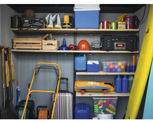 Raft cu unelte de grădinărit, scule și cutii de depozitare