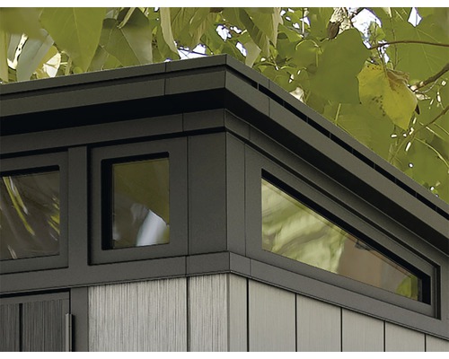 Imagine detaliată a unei căsuțe de grădină cu ferestre și finisaj de acoperiș