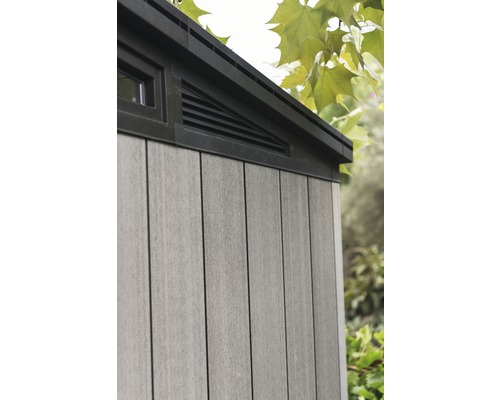 Imagine detaliată a unei magazii de grădină cu fereastră și grilă de ventilație.