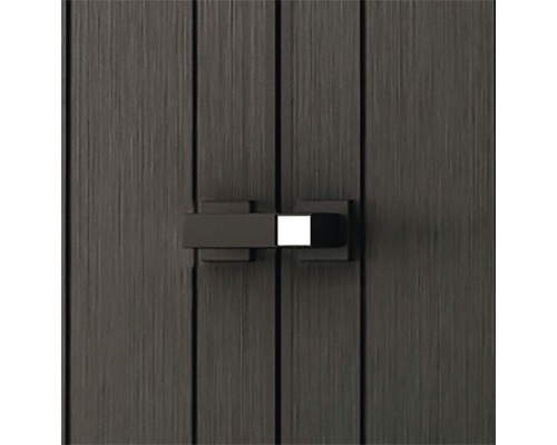 Prim-plan al unui mâner de mobilier de baie pe o suprafață gri din lemn