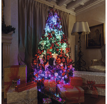 Brad împodobit de Crăciun cu cadouri într-o cameră de zi