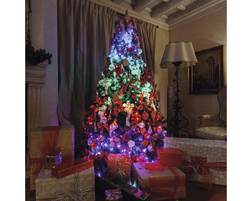 Brad împodobit de Crăciun cu cadouri într-o cameră de zi