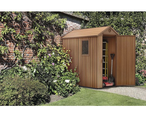 Scenă de grădină cu magazie de scule din lemn și unelte de grădinărit