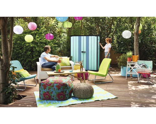 Scenă de grădină cu magazie de scule, mobilier de relaxare și decorațiuni