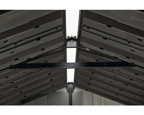 Prim-plan al acoperișului unui șopron cu structură metalică.