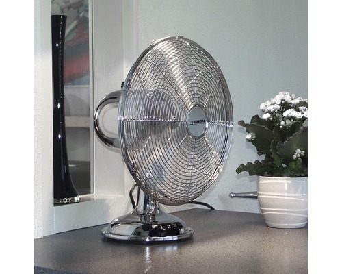 Ventilator de masă metalic pe o suprafață