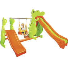 Copil pe un complex de joacă cu tobogan și leagăn