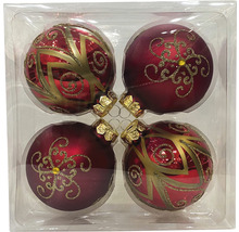 Patru globuri roșii de Crăciun cu decorațiuni aurii într-un ambalaj transparent