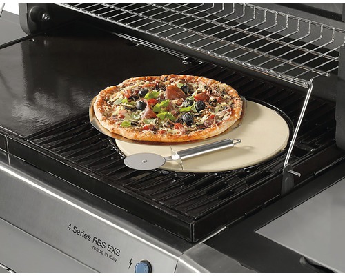 Pizza pe piatră pentru pizza cu tăietor de pizza pe grătar