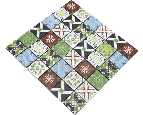 Plăci decorative cu diverse modele, asamblate într-un pătrat