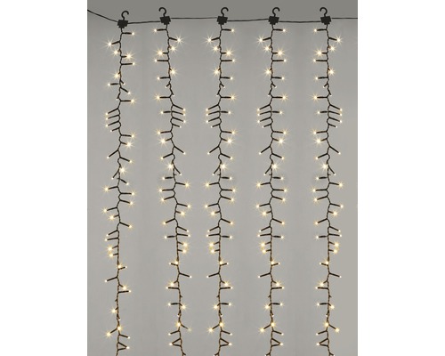 Mai multe șiruri de lumini atârnă și luminează.
