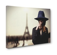 Tablou pe pânză cu o femeie cu pălărie în fața Turnului Eiffel din Paris