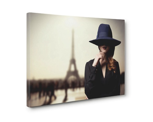 Tablou pe pânză cu o femeie cu pălărie în fața Turnului Eiffel din Paris