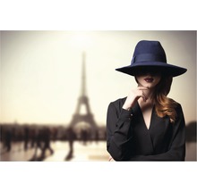 Femeie cu pălărie cu Turnul Eiffel în fundal