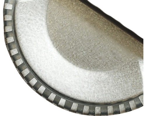 Prim-plan cu un platou de servire din metal