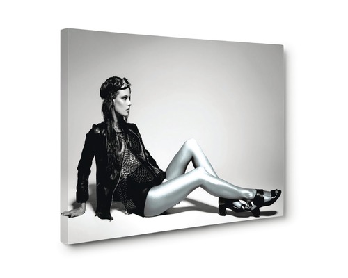 Imprimeu pe pânză cu o femeie în jachetă de piele și tocuri