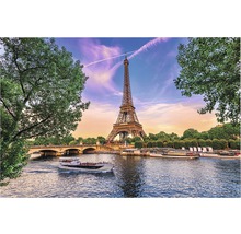 Linia orizontului a Parisului cu Turnul Eiffel, un pod și un râu cu bărci.