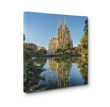 Tablou canvas cu Sagrada Familia din Barcelona, reflexie în apă.