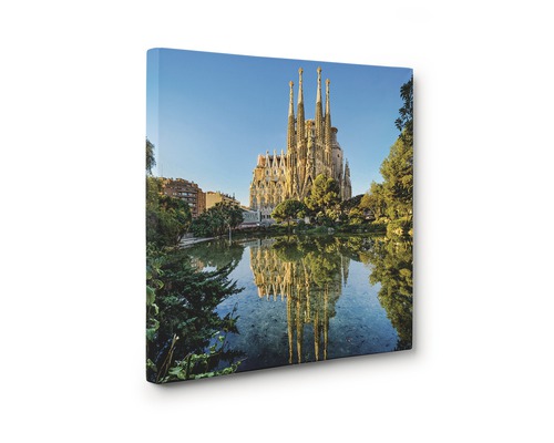 Tablou canvas cu Sagrada Familia din Barcelona, reflexie în apă.
