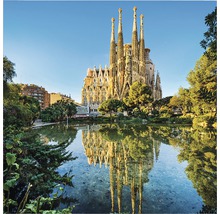 Sagrada Familia din Barcelona cu reflexie în iaz