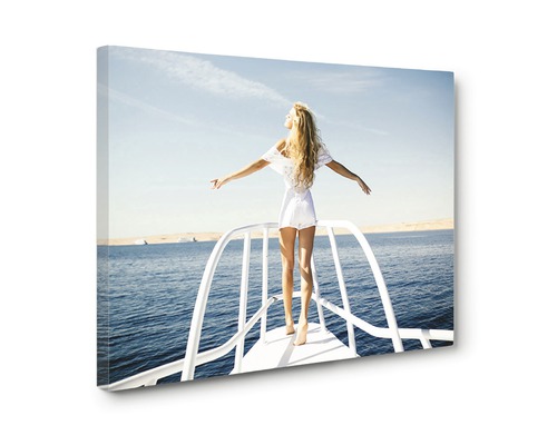 Tablou pe pânză cu o femeie pe o barcă cu vedere la mare