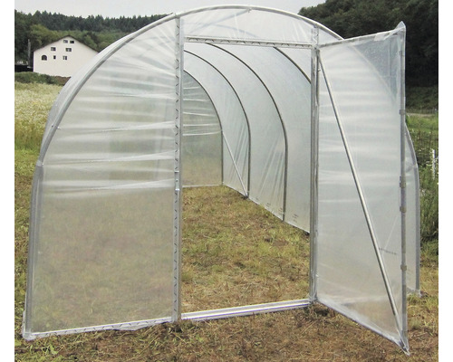 Sera tunel cu ușa deschisă în grădină