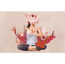 Femeie meditând cu o coroană de flori în poziția lotusului
