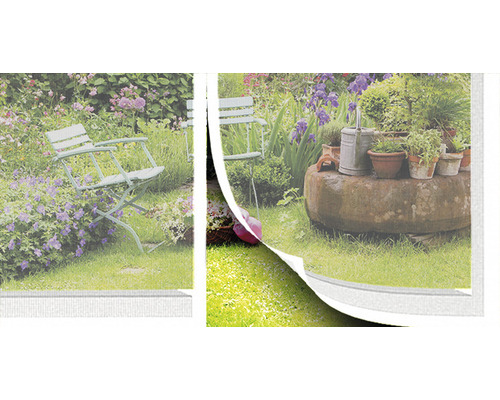 Scenă de grădină cu scaune, masă de piatră, flori și stropitoare