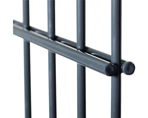 Vizualizare detaliată a unui gard metalic