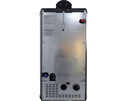 Spatele unui șemineu pe peleți cu conexiuni și detalii tehnice.