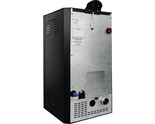 Vedere din spate a unui șemineu pe peleți cu racorduri și etichetă tehnică.