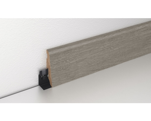 Plintă cu clemă de montaj pentru fixarea podelei