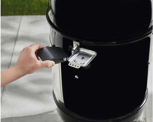 Cutie de afumare Weber lângă grătarul cu cărbune