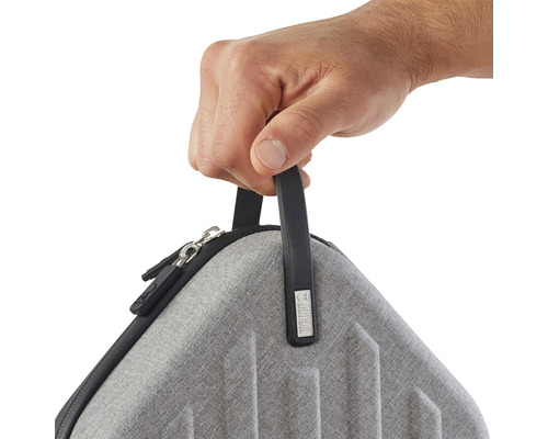 O persoană ține o trusă de scule.