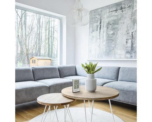 Living cu canapea gri, mese rotunde și stație meteo digitală