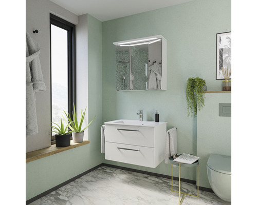 Baie luminoasă cu dulap sub chiuvetă, dulap cu oglindă cu iluminare și toaletă