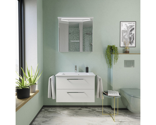 Baie cu dulap sub lavoar, dulap cu oglindă cu iluminare și toaletă