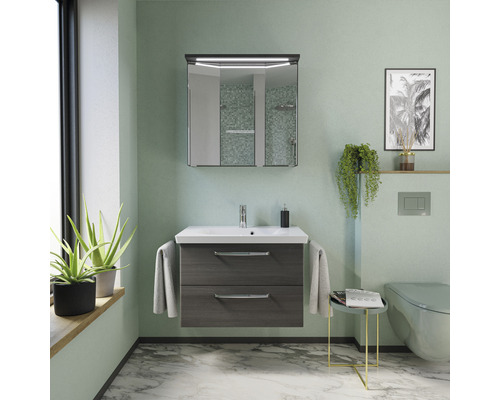 Baie modernă cu lavoar, dulap cu oglindă și toaletă.