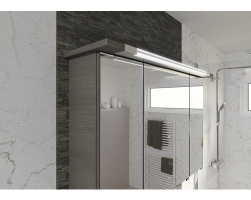 Baie cu dulap cu oglindă cu iluminare și prosoape