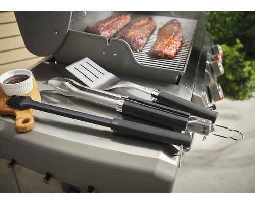 Scenă grătar cu ustensile de grătar, coaste și sos