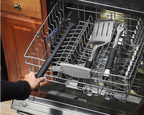 Unelte de grătar, cum ar fi clești, spatulă și pensulă de grătar în mașina de spălat vase