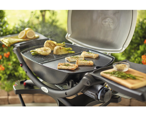 Grătar Weber cu pește și legume pregătite pe grătar