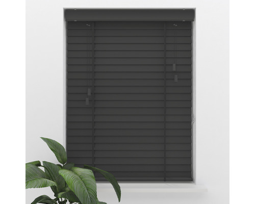 Fereastră cu jaluzele orizontale din lemn închise