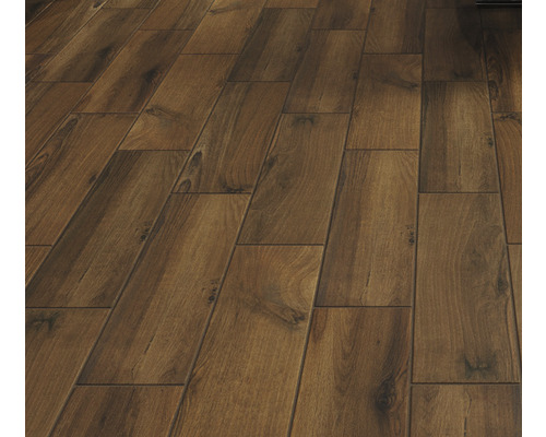 Podea laminată montată cu aspect de lemn.