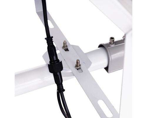 Prim-plan cu un suport cu șuruburi și conexiune prin cablu