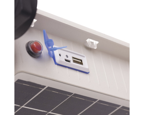 Prim-plan al unui panou solar cu port USB și buton roșu