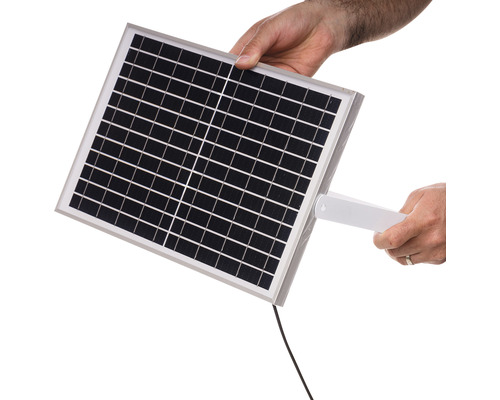 Persoană care ține un modul solar cu suport