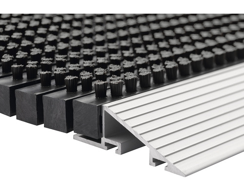 Prim-plan cu o preș de curățare cu profil de perie și rampă de aluminiu